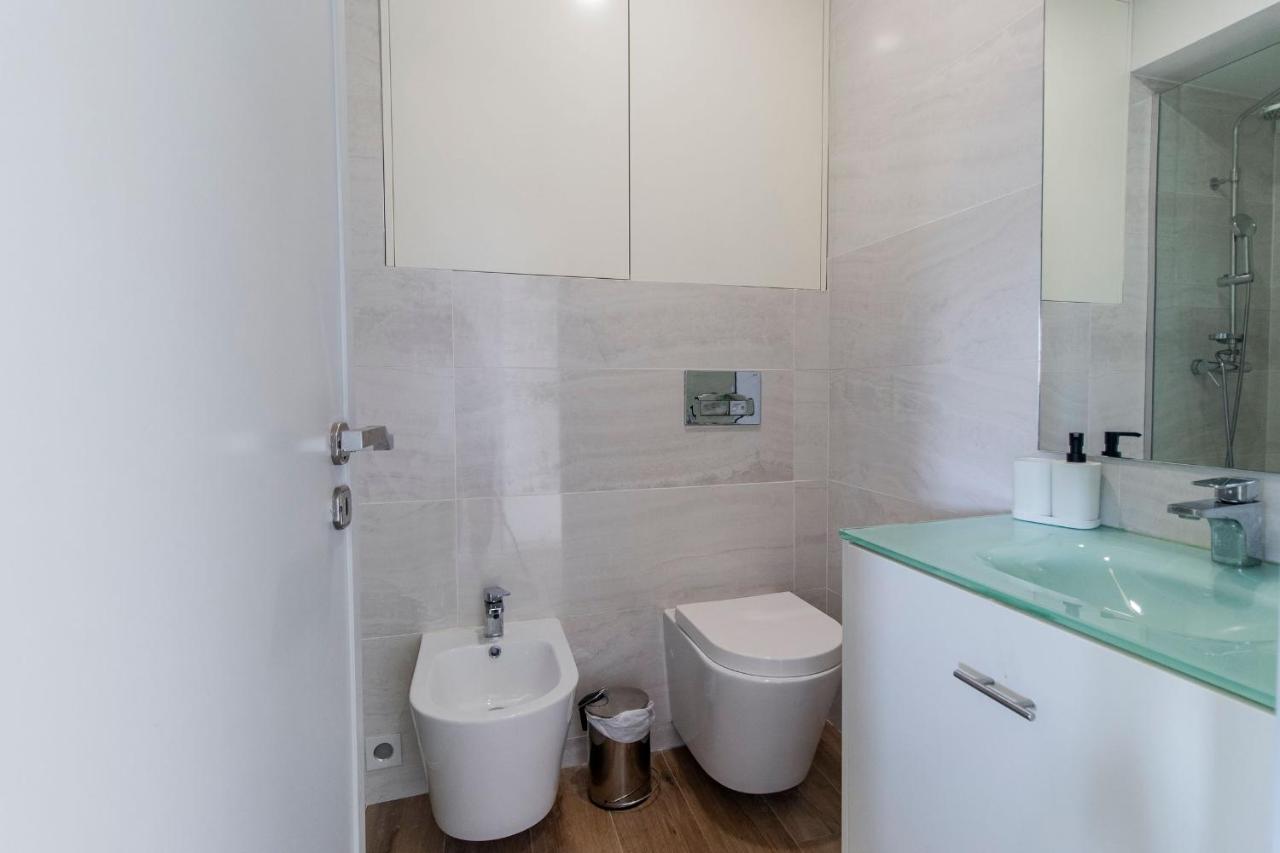 Downtown 1Br Apartment W/ Balcony By Lovelystay Porto Exterior photo