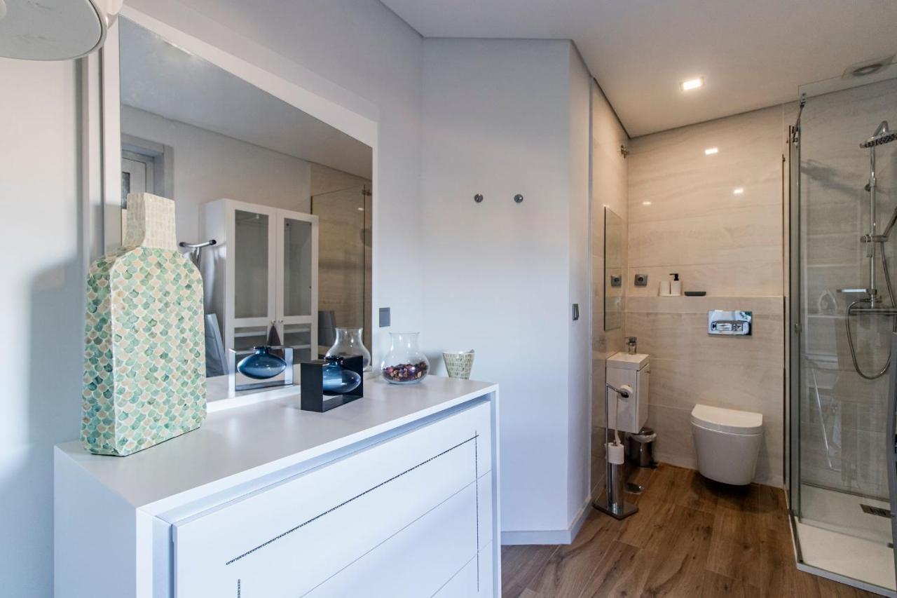 Downtown 1Br Apartment W/ Balcony By Lovelystay Porto Exterior photo